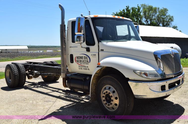 image for item K6018 2004 International DuraStar 4300 truck cab and chassis