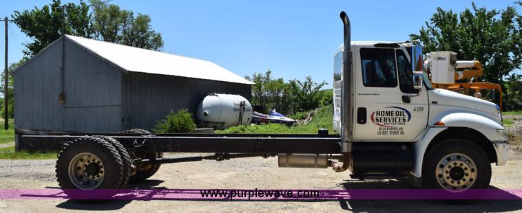 image for item K6018 2004 International DuraStar 4300 truck cab and chassis