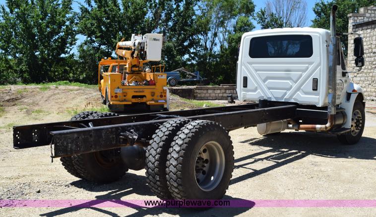 image for item K6018 2004 International DuraStar 4300 truck cab and chassis