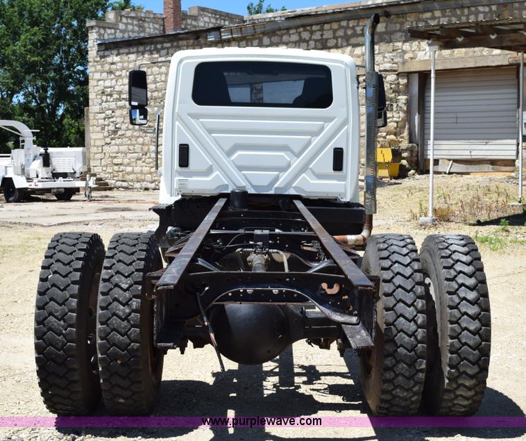 image for item K6018 2004 International DuraStar 4300 truck cab and chassis