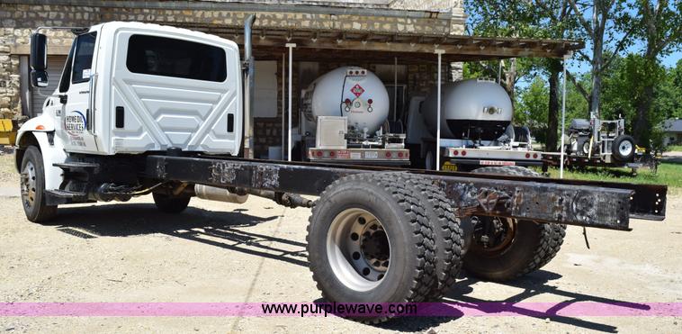 image for item K6018 2004 International DuraStar 4300 truck cab and chassis