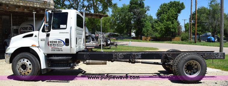 image for item K6018 2004 International DuraStar 4300 truck cab and chassis