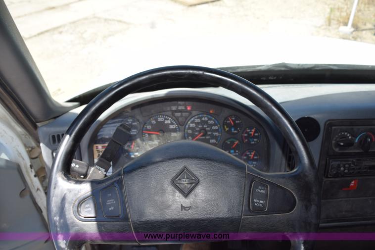 image for item K6018 2004 International DuraStar 4300 truck cab and chassis