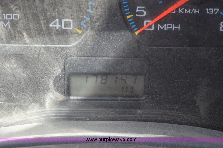 image for item K6018 2004 International DuraStar 4300 truck cab and chassis