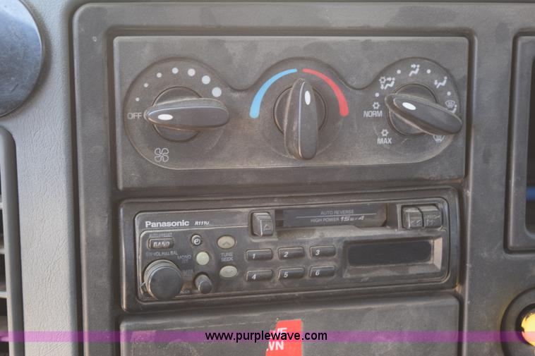 image for item K6018 2004 International DuraStar 4300 truck cab and chassis