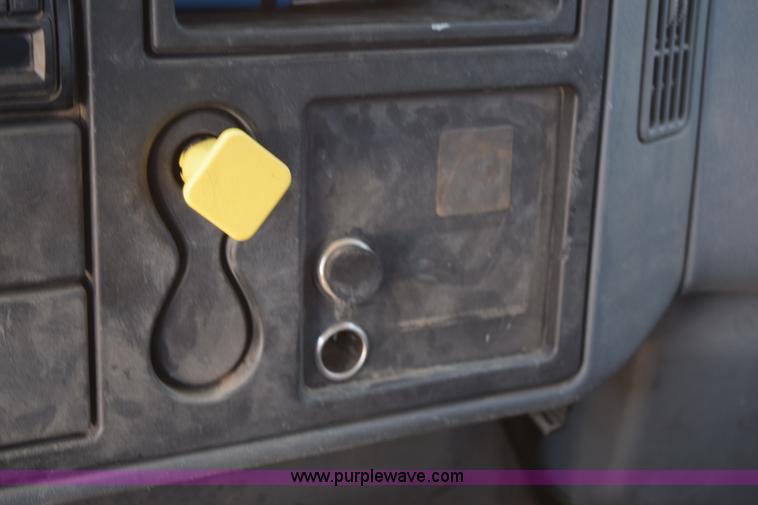 image for item K6018 2004 International DuraStar 4300 truck cab and chassis