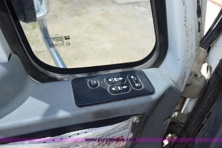 image for item K6018 2004 International DuraStar 4300 truck cab and chassis