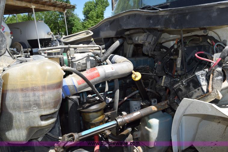 image for item K6018 2004 International DuraStar 4300 truck cab and chassis