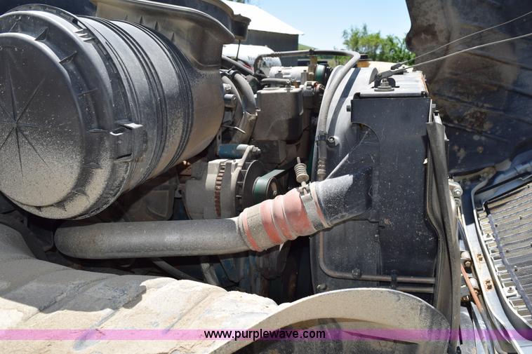 image for item K6018 2004 International DuraStar 4300 truck cab and chassis