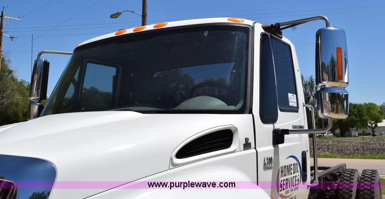 image for item K6018 2004 International DuraStar 4300 truck cab and chassis