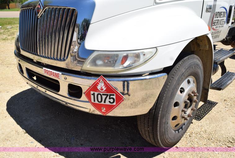 image for item K6018 2004 International DuraStar 4300 truck cab and chassis