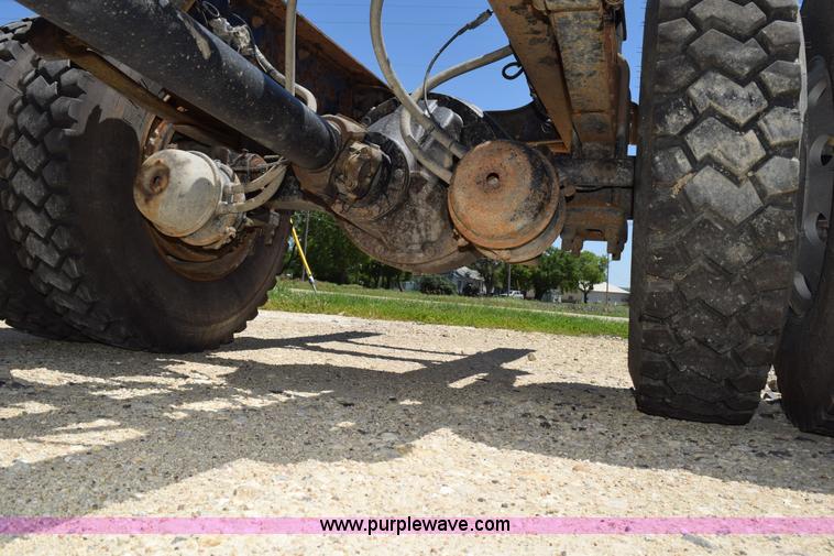 image for item K6018 2004 International DuraStar 4300 truck cab and chassis