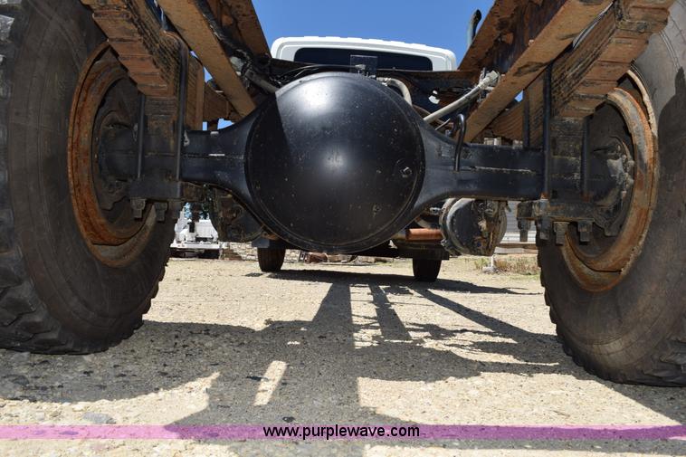 image for item K6018 2004 International DuraStar 4300 truck cab and chassis