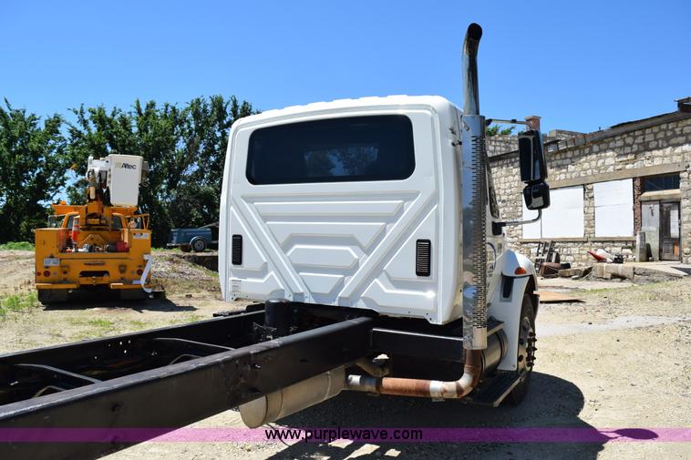 image for item K6018 2004 International DuraStar 4300 truck cab and chassis