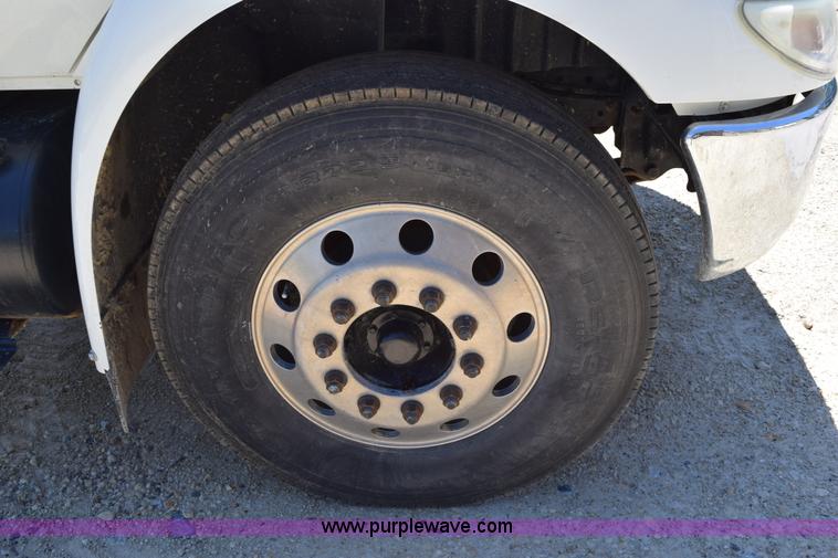 image for item K6018 2004 International DuraStar 4300 truck cab and chassis