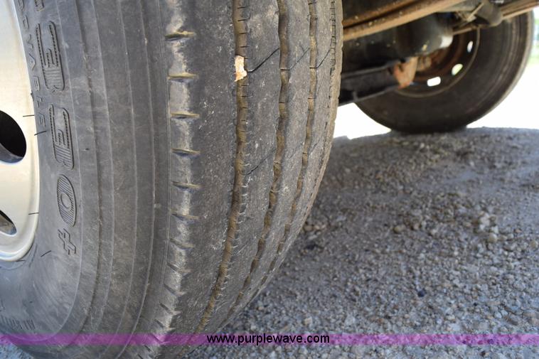 image for item K6018 2004 International DuraStar 4300 truck cab and chassis