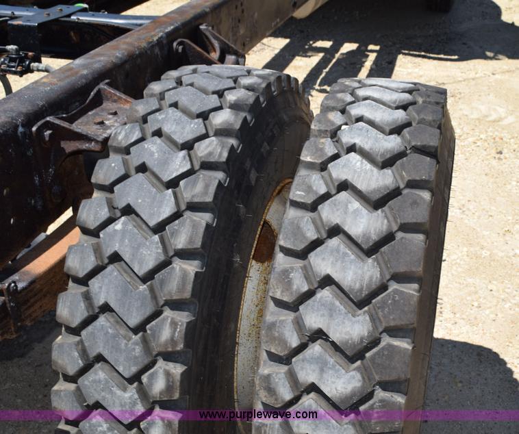 image for item K6018 2004 International DuraStar 4300 truck cab and chassis