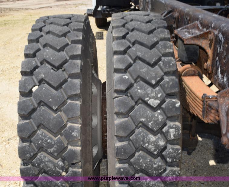 image for item K6018 2004 International DuraStar 4300 truck cab and chassis