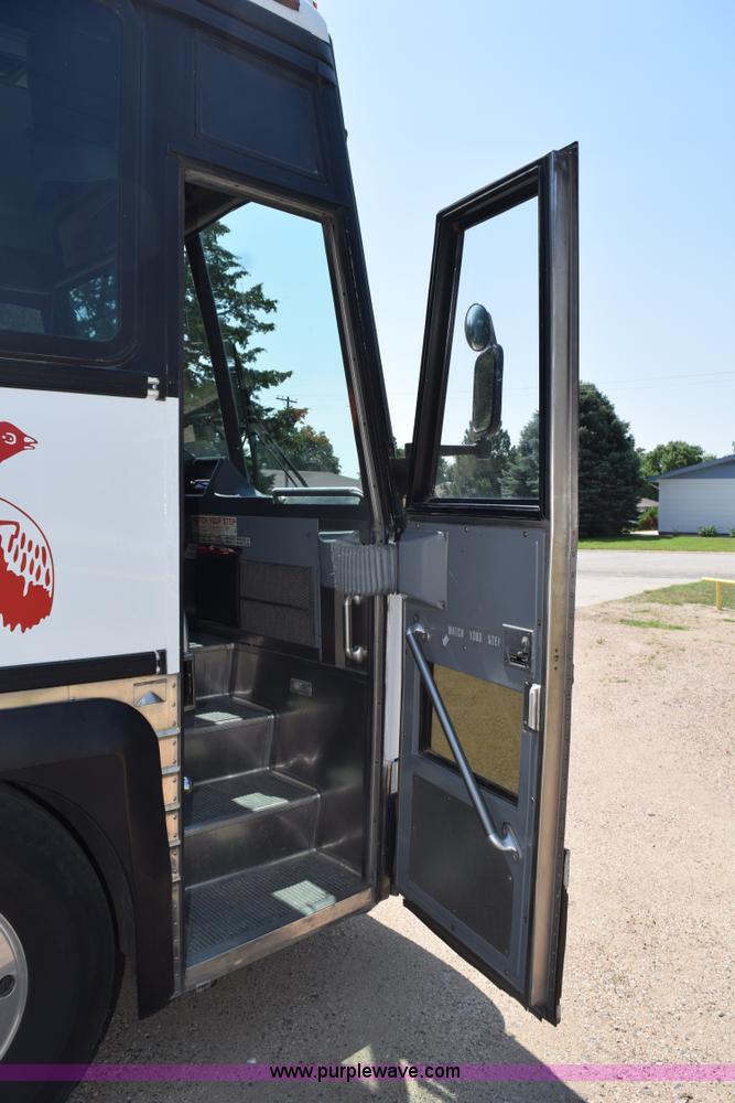 image for item K6106 1989 MCI 102C3 charter bus