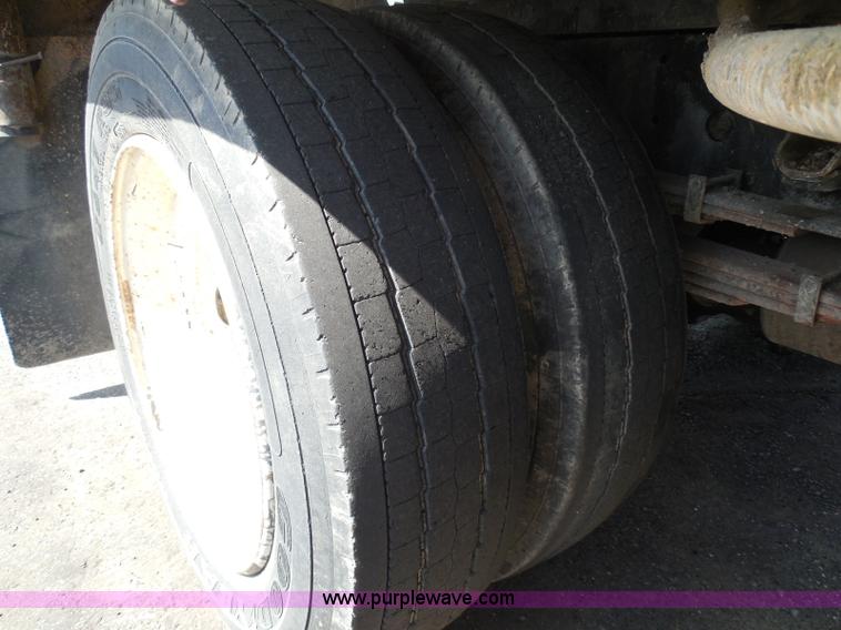 image for item K7500 2001 Isuzu NQR water truck