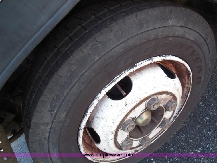 image for item K7500 2001 Isuzu NQR water truck