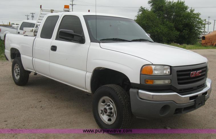 image for item K8647 2005 GMC Sierra 2500HD Ext. Cab pickup truck