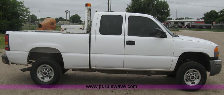 image for item K8647 2005 GMC Sierra 2500HD Ext. Cab pickup truck