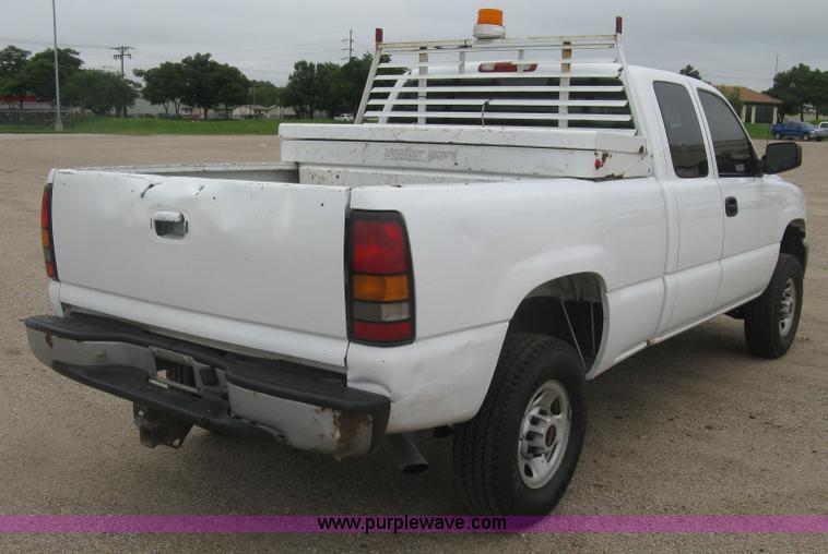 image for item K8647 2005 GMC Sierra 2500HD Ext. Cab pickup truck