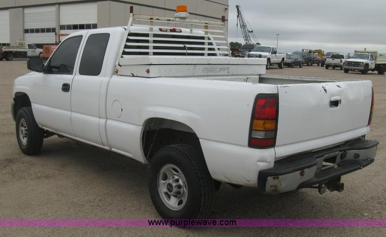 image for item K8647 2005 GMC Sierra 2500HD Ext. Cab pickup truck