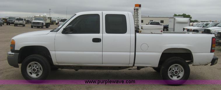image for item K8647 2005 GMC Sierra 2500HD Ext. Cab pickup truck