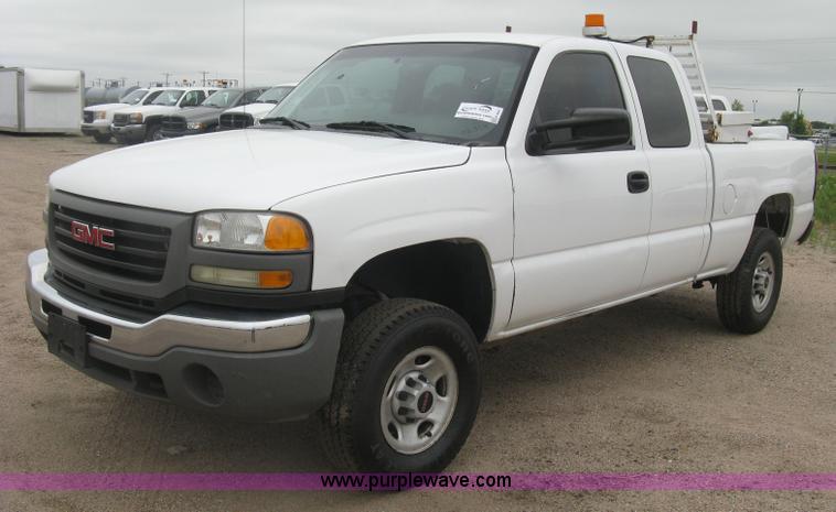 image for item K8647 2005 GMC Sierra 2500HD Ext. Cab pickup truck