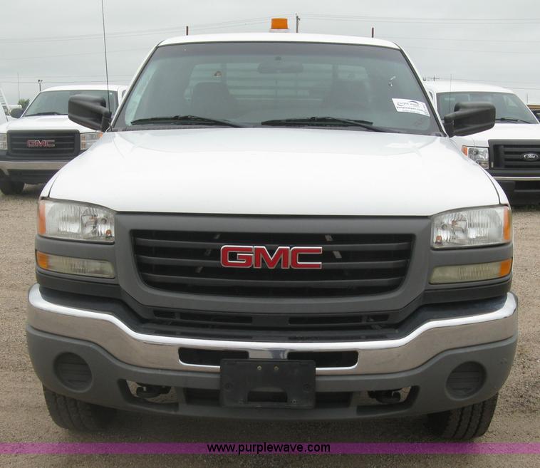 image for item K8647 2005 GMC Sierra 2500HD Ext. Cab pickup truck