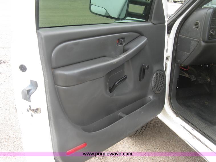 image for item K8647 2005 GMC Sierra 2500HD Ext. Cab pickup truck