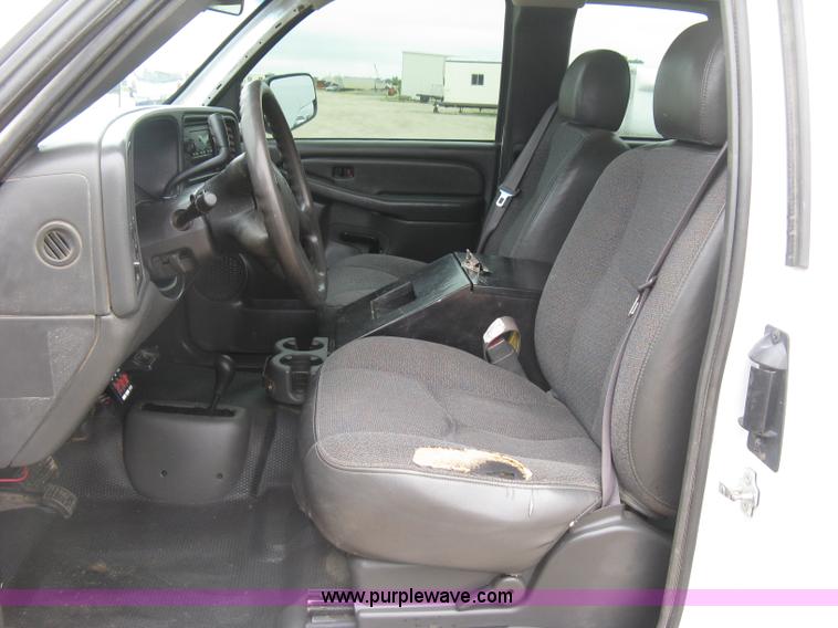 image for item K8647 2005 GMC Sierra 2500HD Ext. Cab pickup truck