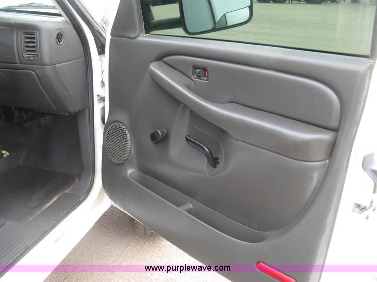 image for item K8647 2005 GMC Sierra 2500HD Ext. Cab pickup truck