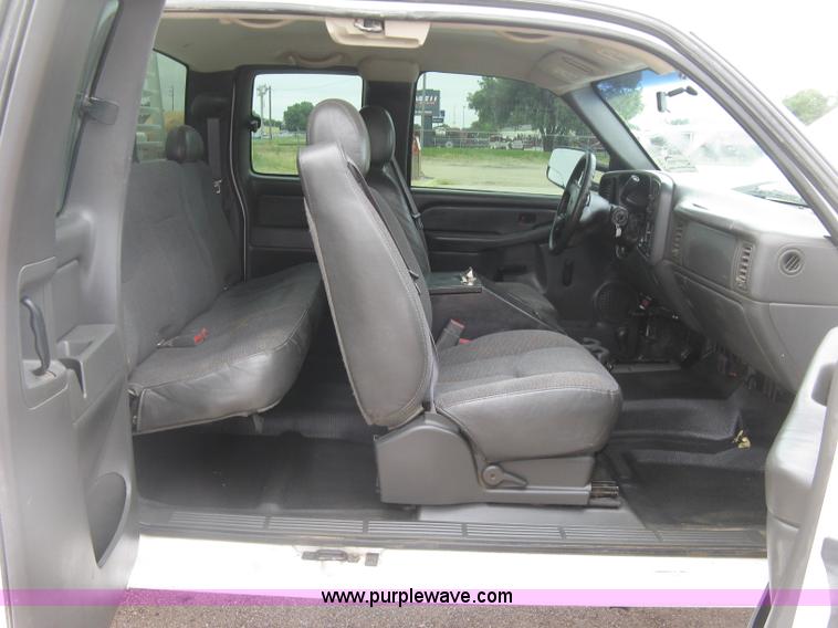 image for item K8647 2005 GMC Sierra 2500HD Ext. Cab pickup truck