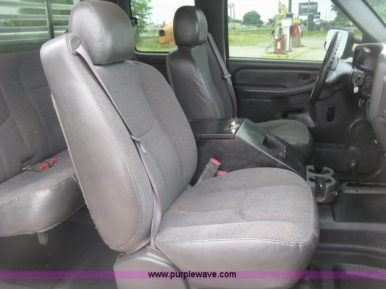 image for item K8647 2005 GMC Sierra 2500HD Ext. Cab pickup truck