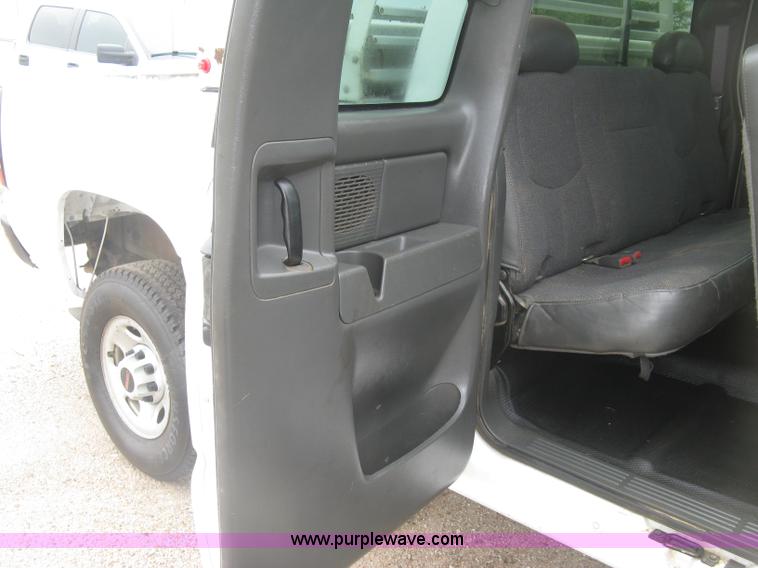 image for item K8647 2005 GMC Sierra 2500HD Ext. Cab pickup truck