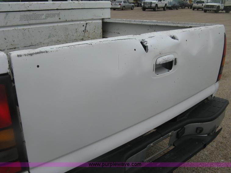 image for item K8647 2005 GMC Sierra 2500HD Ext. Cab pickup truck