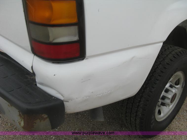 image for item K8647 2005 GMC Sierra 2500HD Ext. Cab pickup truck