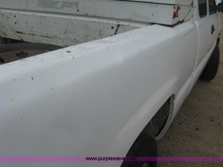 image for item K8647 2005 GMC Sierra 2500HD Ext. Cab pickup truck