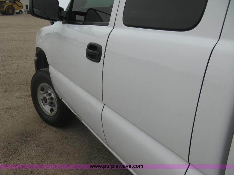 image for item K8647 2005 GMC Sierra 2500HD Ext. Cab pickup truck