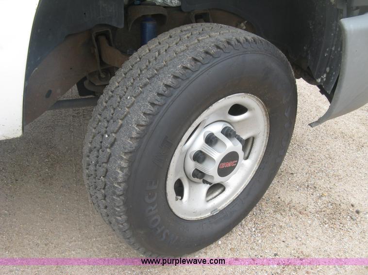 image for item K8647 2005 GMC Sierra 2500HD Ext. Cab pickup truck