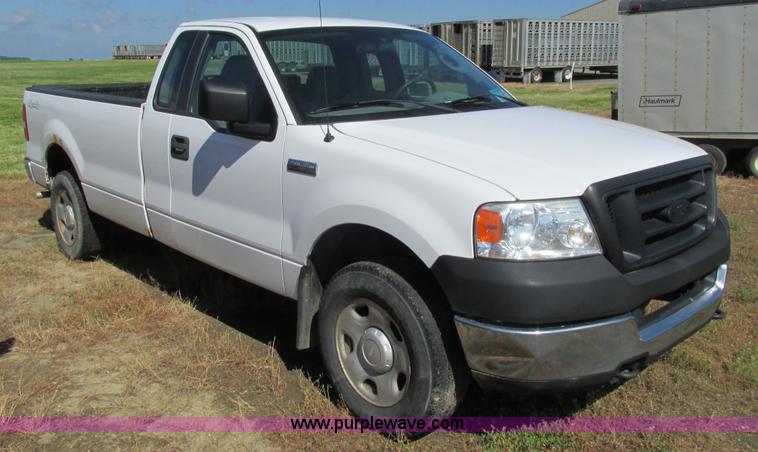 image for item L2503 2005 Ford F150 XL pickup truck