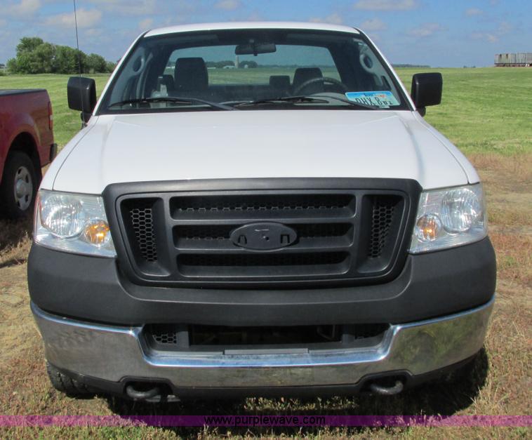 image for item L2503 2005 Ford F150 XL pickup truck