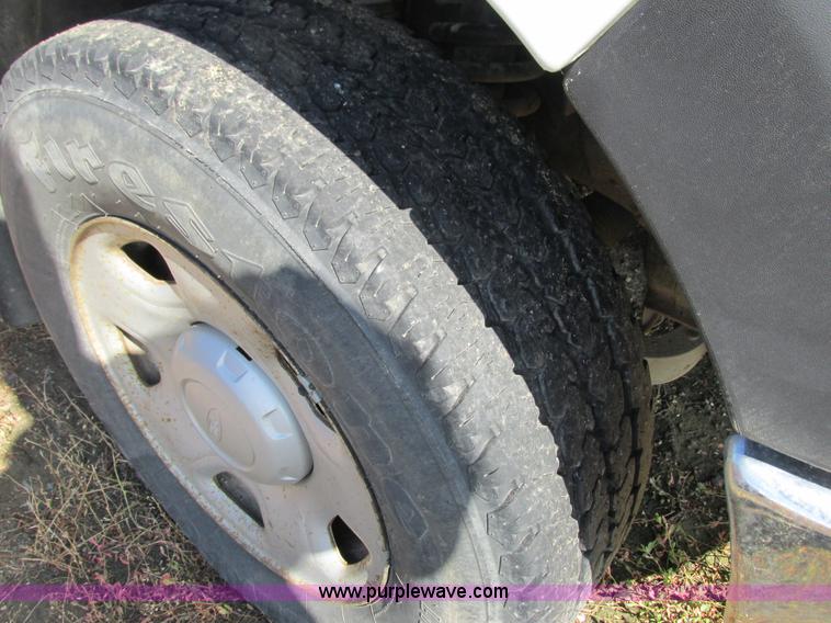 image for item L2503 2005 Ford F150 XL pickup truck