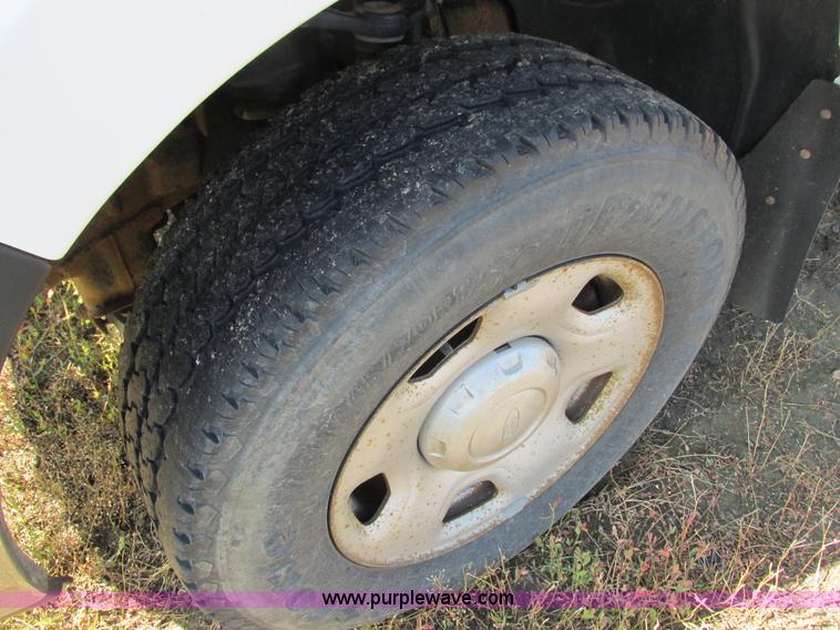 image for item L2503 2005 Ford F150 XL pickup truck