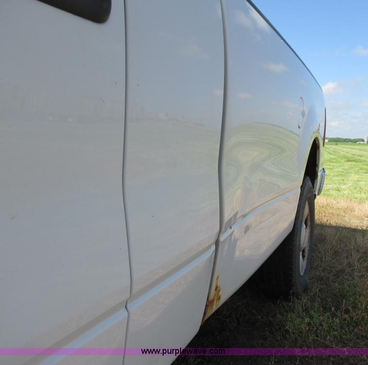 image for item L2503 2005 Ford F150 XL pickup truck