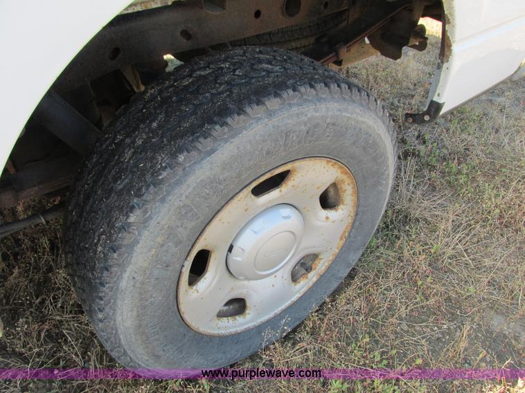 image for item L2503 2005 Ford F150 XL pickup truck