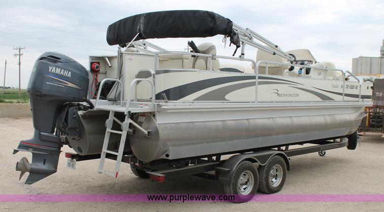image for item L4255 2008 FSI Bennington 2275 tritoon boat
